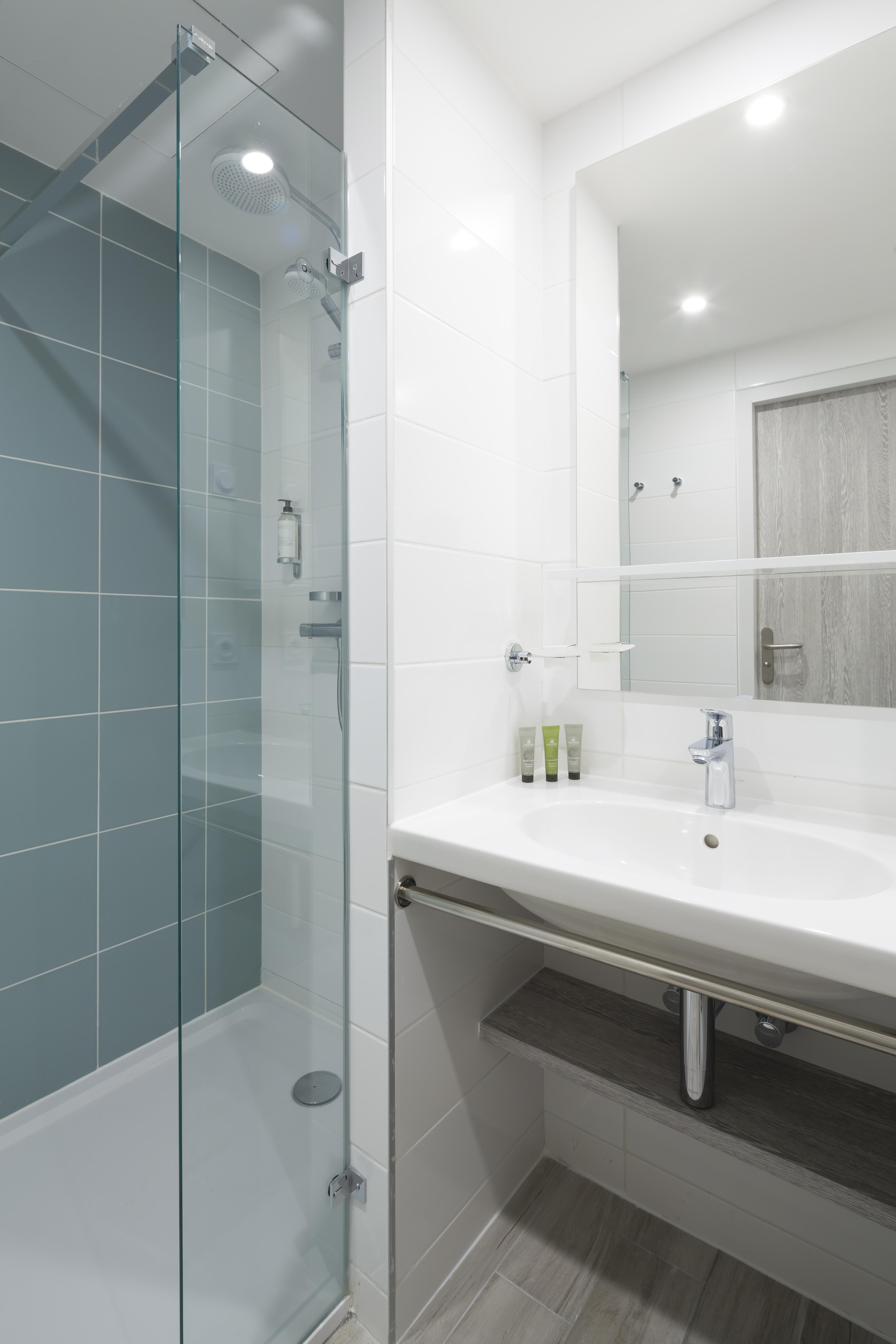 Logis Hotel Les Pins - Operalia Balaruc-les-Bains Eksteriør billede